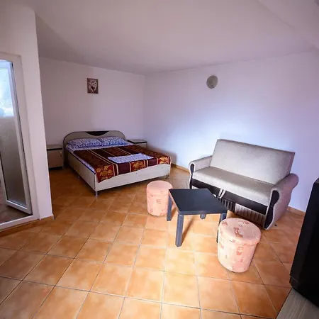 Dora בית הארחה 2*