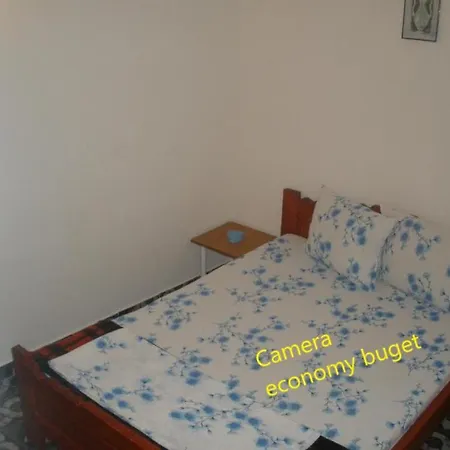 Dora בית הארחה 2*