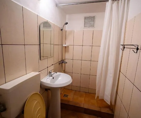 Dora Πανσιόν 2*